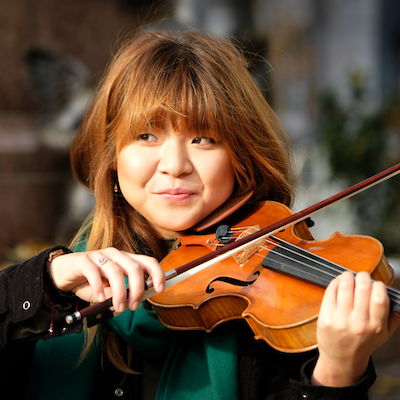 Kana Ohashi playing her violin